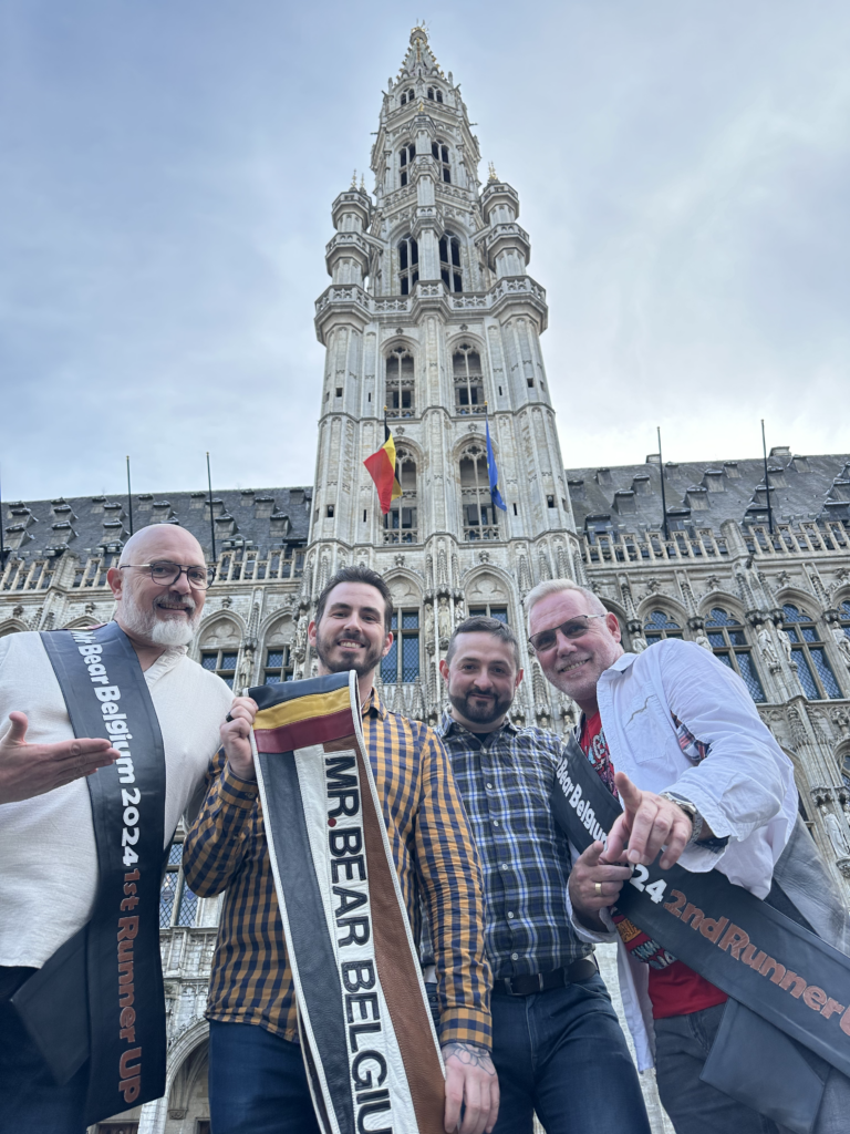 Mister bear 2024 Geoffrey with Aldo, Bruno and Massimiliano in front of the Brussels city hall